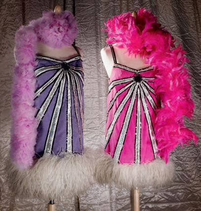 null Lot de 2 petites robes roses et violet, bordées de plumes d'autruche et décor...