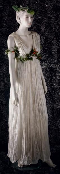 null Robe style vestale blanche, ceinturée par branche de lierre et perruque coiffure...