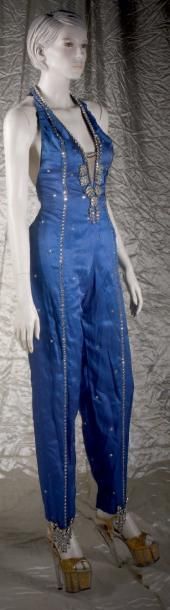 null Ensemble: Combinaison pantalon sans manches bleu électrique avec plastron décoré...