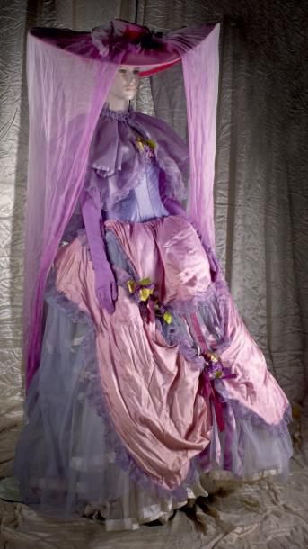 null Robe style sécession, tulle et tissus style soie violette et rose et gants violets...