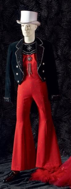 null Ensemble rouge et noir comprenant: 1 veste queue de pie noire, strass et paillettes....