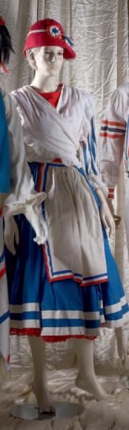 null REVUE «FOLIES EN FOLIE» Robe révolution française bustier bleu, cocarde. Robe...