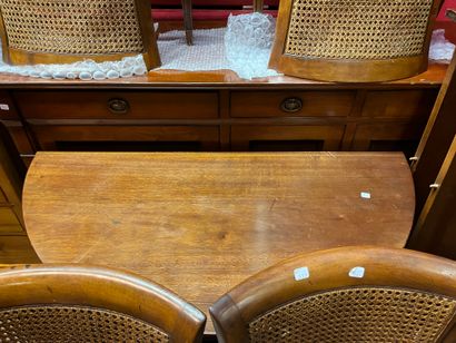 null Mobilier de salle à manger de style Louis XVI comprenant une table, quatre chaises...