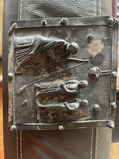 null Bas-relief en métal argenté ou argent dans le goût du Moyen-Age. 16 x 16 cm