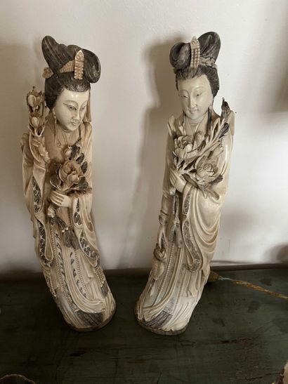 null Paire de Kwan Ying en os sculpté creux. Vers 1900. Hauteur : 38 cm. Marque au...