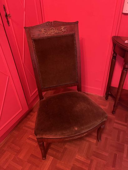 null Chaise basse en acajou sculpté d enroulements et garniture de bronze doré. XIXe...