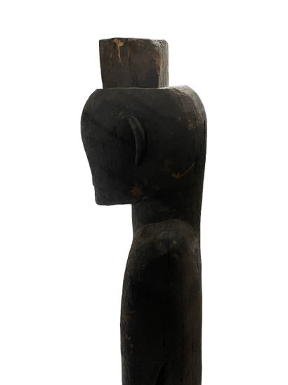 null Grande sculpture africaine en bois, monté sur un socle en métal. Traces d'engoble...