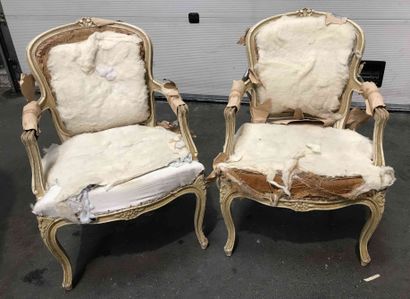 null Paire de fauteuils en bois laqué crème Style Louis XV. Assises et dossier sans...