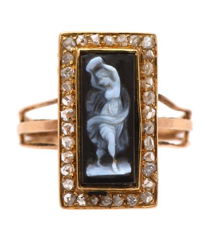 null 64 18K (750) gold ring set with a rectangular cameo showing a nymph with a dress...