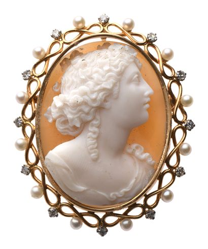 null 78 18K (750) gold brooch set with a cameo on agate stylizing a female profile...