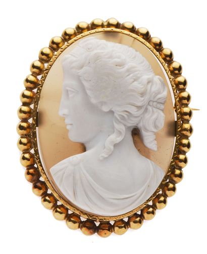 null 80 Large 18K (750) gold brooch set with a cameo on agate stylizing a female...