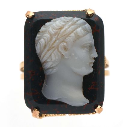 null 73 18K (750) gold ring set with a cameo on bloodstone stylizing an emperor's...