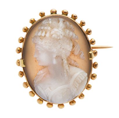 null 84 18K (750) gold brooch set with a cameo on agate in profile of a woman's bust...