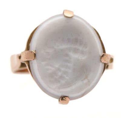null 95 14K (585) gold ring set with an intaglio on white agate engraved with a profile...
