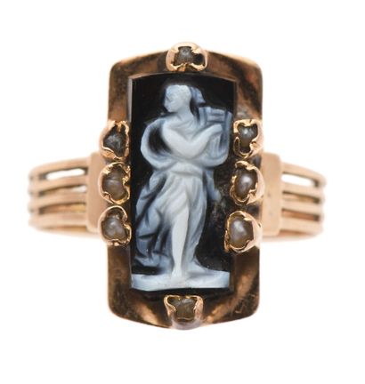null 66 18K (750) gold ring set with a rectangular cameo, shouldered with seeds of...