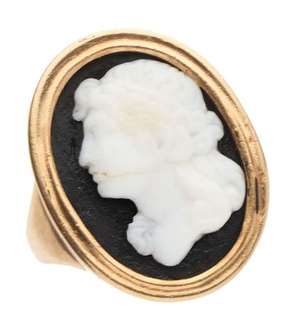 null 81 14K (585) gold ring set with a cameo in the profile of a woman, in a closed...
