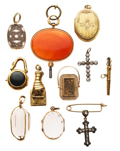 null 49 Lot in yellow gold (750) and metal including medallion pendants, watch keys,...