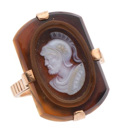 null 85 14K (585) gold ring set with a cameo on agate with a profile of a warrior,...