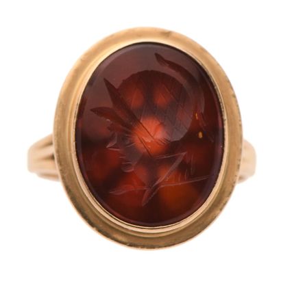 null 93 18K (750) gold ring set with a carnelian intaglio of a helmeted man in a...