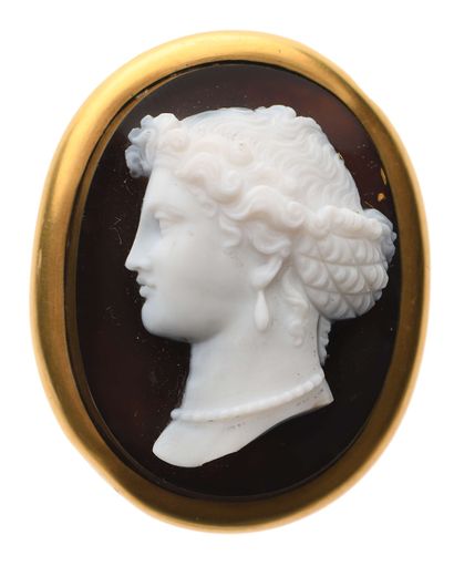 null 69 18K (750) gold cameo on agate stylizing a female profile in closed setting...