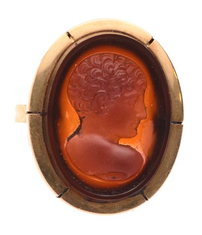 null 70 18K (750) gold ring set with a cameo on cornelian representing the bust of...
