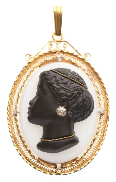 null 89 18K (750) yellow gold brooch set with a cameo on white agate in the profile...