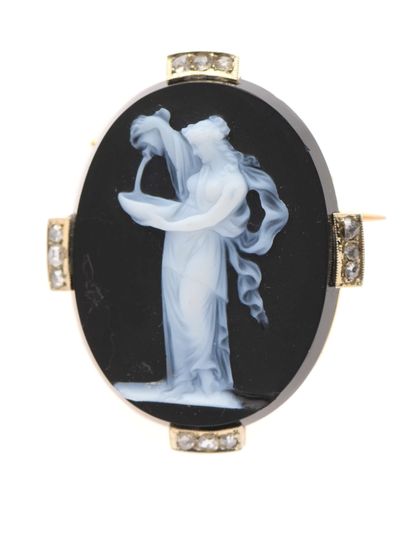 null 61 18K (750) gold pendant brooch set with a cameo on onyx decorated with a nymph,...