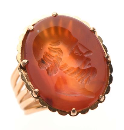 null 97 18K (750) gold ring set with a carnelian intaglio engraved with a male profile,...
