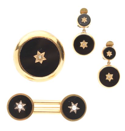 null 51 Lot in yellow gold (750) and metal decorated with onyx and small semi-precious...