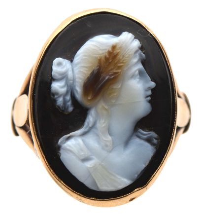 null 77 18K (750) gold ring set with a three-layer cameo on onyx styling a female...