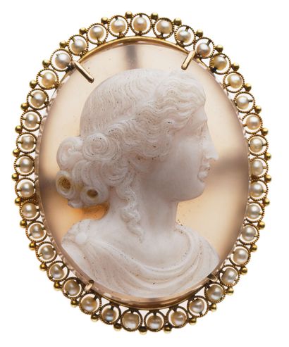 null 86 18K (750) yellow gold brooch set with an agate cameo in the profile of a...