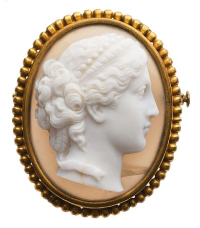 null 56 Metal brooch decorated with a cameo in agate with the profile of a young...