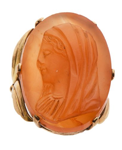 null 92 Yellow gold ring (750) set with a carnelian intaglio engraved with a profile...