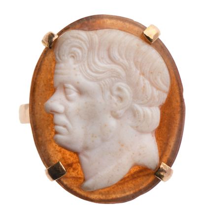 null 83 14K (585) gold ring set with a cameo on agate representing a male profile...