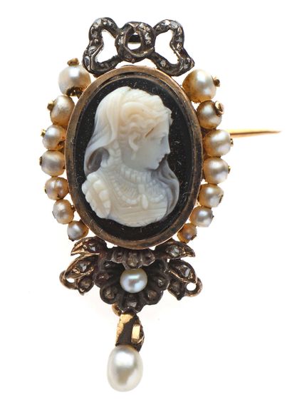 null 65 Brooch in 18K (750) gold and silver (800) decorated with a cameo in the profile...
