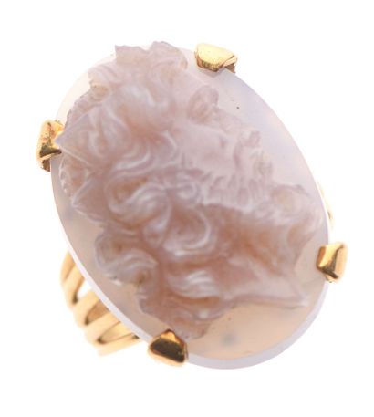 null 79 18K (750) gold ring set with a cameo on lavender chalcedony stylizing a profile...