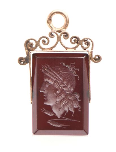 null 94 18K (750) gold pendant with an agate engraved with a helmeted antique profile,...