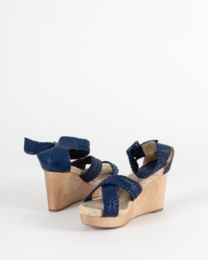 null HERMES: A pair of wedge sandals, open on the front in blue braided leather and...