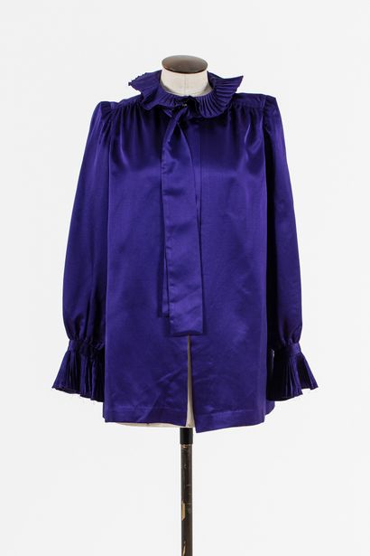 null ANONYMOUS: Purple silk blouse (supposed), long sleeves, cuffs type musketeer,...