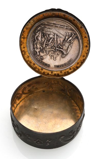 null Pilulier en argent (800 ) de forme ronde à décor de rinceaux et surmonté d une...
