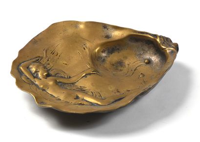 null GARNIER Jean (1853-1910) Pigeonhole in the form of a shell. Proof in bronze...