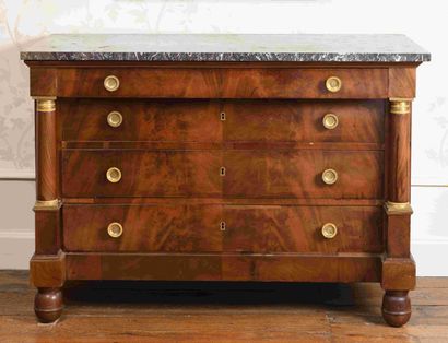 null Mahogany and mahogany veneer chest of drawers opening with four drawers. Posts...