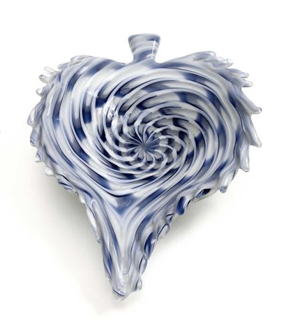 null Leaf-shaped bowl in blue and white glass. 33 x 23 cm