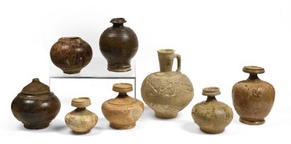 null CAMBODIA - 12th/13th century Set comprising five stoneware pots, four of which...