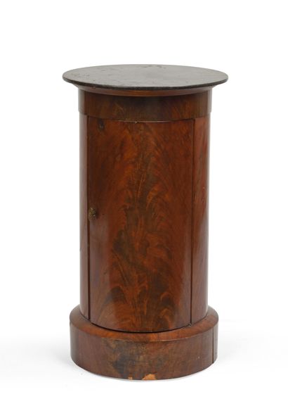 null Mahogany and mahogany veneer Somno opening with one leaf and resting on a plinth....
