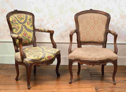 null Pair of cabriolet armchairs in molded wood carved with flowers, violoné back,...