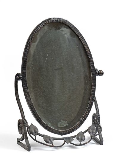 null FRENCH WORK 1920 Oval swivel wrought-iron mirror with embossed leaves. Height:...