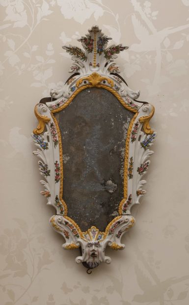 null ITALIE- NOVE DI BASSANO Deux miroirs d’applique formant pendant, l’encadrement...