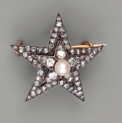 null Broche en forme d'étoile à cinq branches serties de diamants taillés à l'ancienne...