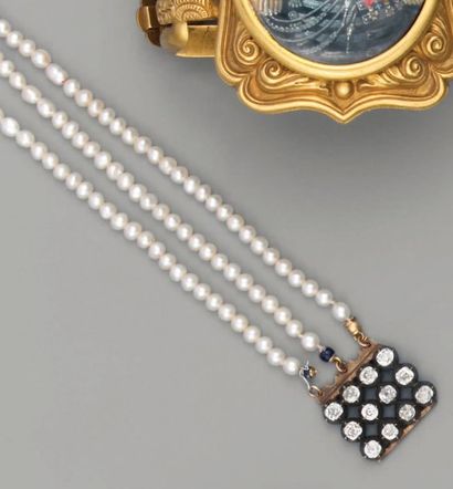 null Bracelet formé de trois rangs de perles fines, le fermoir en or jaune et argent...